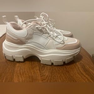 Neutral color sneakers. Super comfortable only worn once.